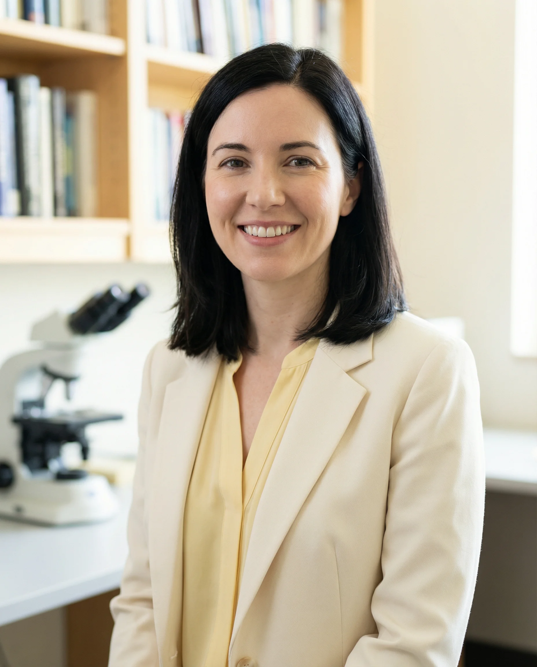 Доктор Сара Джонсон, специалист по микробиологии, эксперт по микробам, вирусам и современным биотехнологиям, 400x500